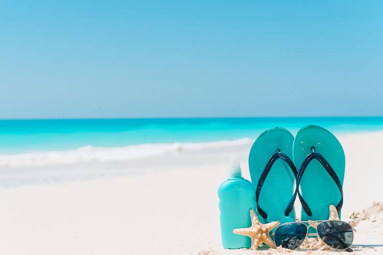 beach vacation checklist - best travel essentials list
