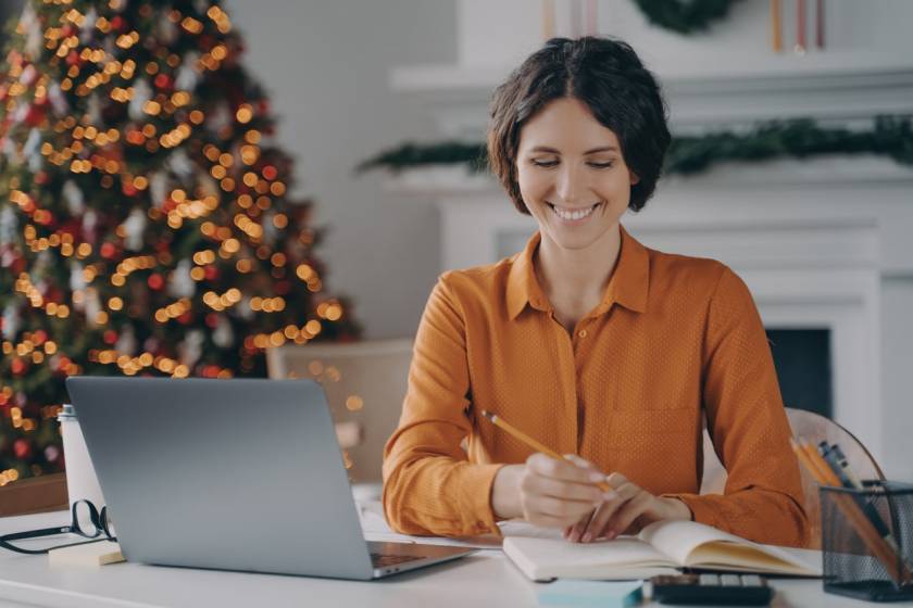 holiday pricing and dynamic price management for vacation rental with women on laptop