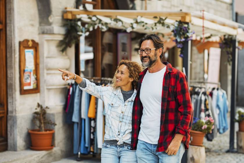 couple traveling in new city with the family