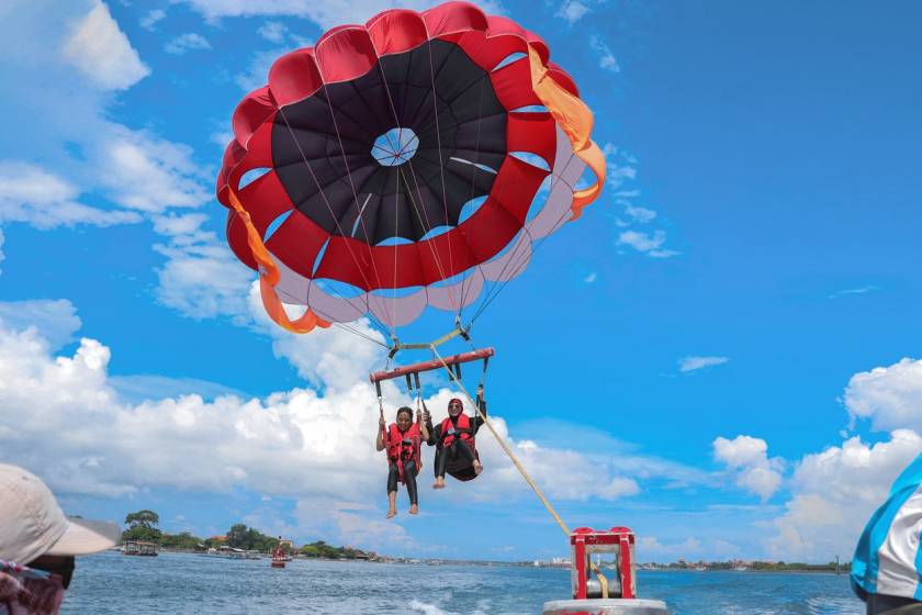 water sports, parasailing, panama city beach activities, water activities in panama city beach, boating, parasailing in florida